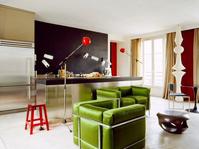 Кухня в парижской квартире Эрве ван дер Стратена. Зеленый пуф “Капсула” по его дизайну сочетается с креслами Ле Корбюзье...