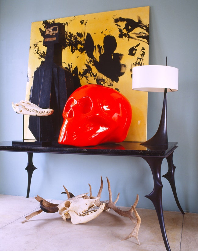 Фрагмент гостиной в квар­тире Эрве ван дер Стратена. На консоли “Терновник” по его дизайну стоят его же настольная лампа...