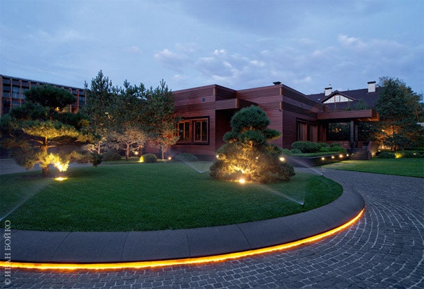 Подсветка сделана с таким расчетом чтобы выделить и архитектурные и растительные элементы сада.