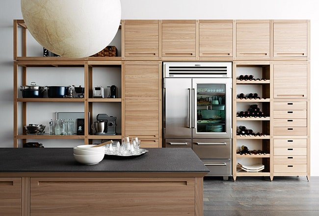 Простые открытые полки — элемент традиционной кухни а гладкие фасады — дань современности.