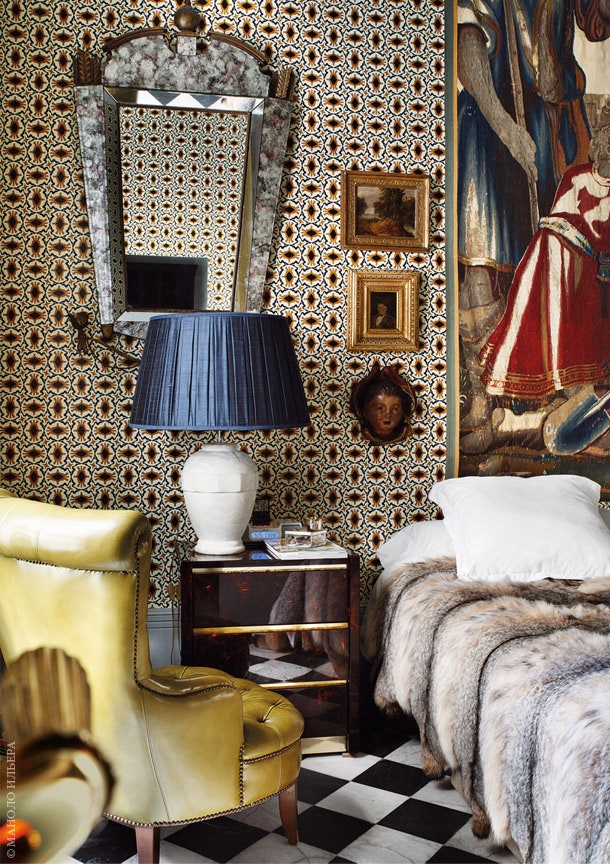 Рисунок обоев в своей спальне Лоренцо Кастильо придумал сам. На кровати — меховое покрывало на стене — брюссельский...