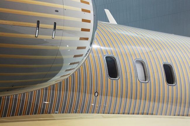 Дизайн самолетов Bombardier Global 5000 разукрашенный полосками разных оттенков | ADMagazine