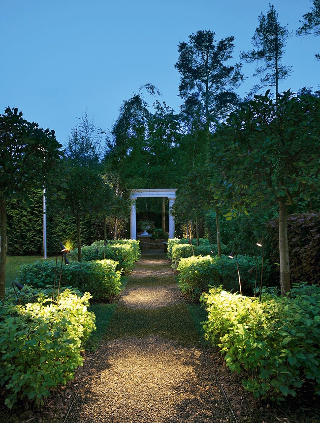 Для ночной подсветки сада выбраны точечные светильники выхватывающие из темноты и подчеркивающие детали.