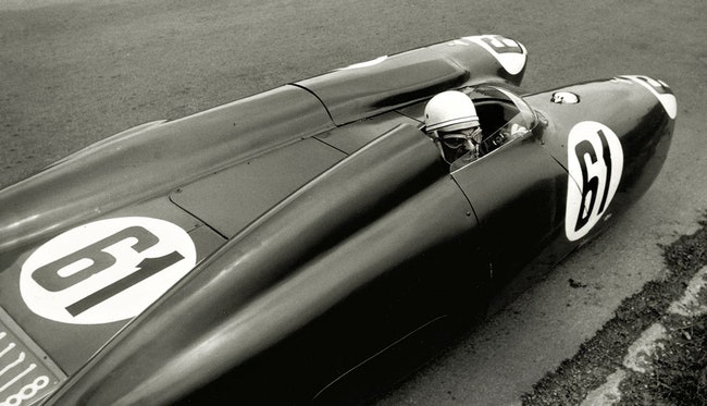 Идея сделать дизайн гоночного автомобиля пришла Моллино в голову пока он оформлял дом знаменитого гонщика Марио Дамонте...