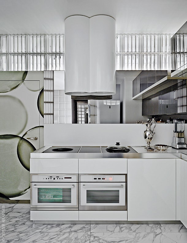 Кухня Salvarani с техникой Küppersbusch дополнена зеркальным фартуком по дизайну Майка Шилова. За островной вытяжкой —...