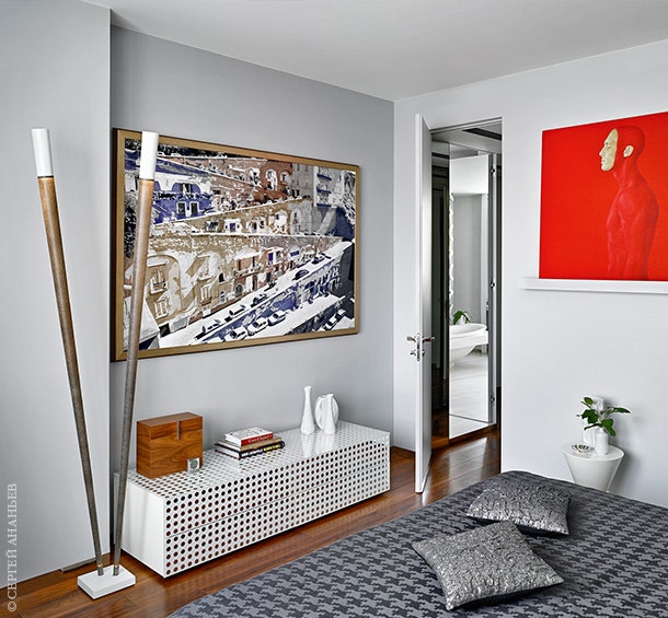 Искусство соседствует в спальне с артобъектами — комодом Porro и торшером Viabizzuno.