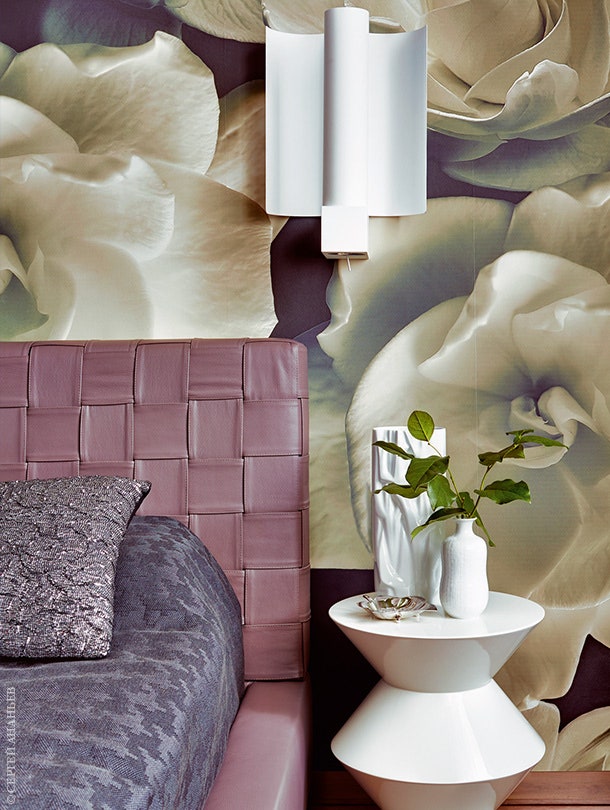 Не стене спальни — обои с крупным рисунком цветков гардении. Вся мебель Minotti.