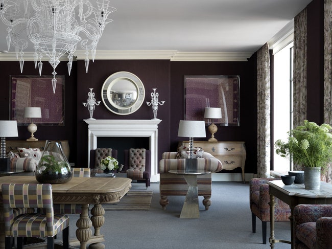 В гостиной сьюта № 1007 цветочные узоры сочетаются с клеткой а антикварный стол — с модернистcкими креслами.