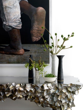 На консоли DK Home стоят керамические вазы по дизайну Кэтрин Катберт. На стене — картина Франсуа Барда.