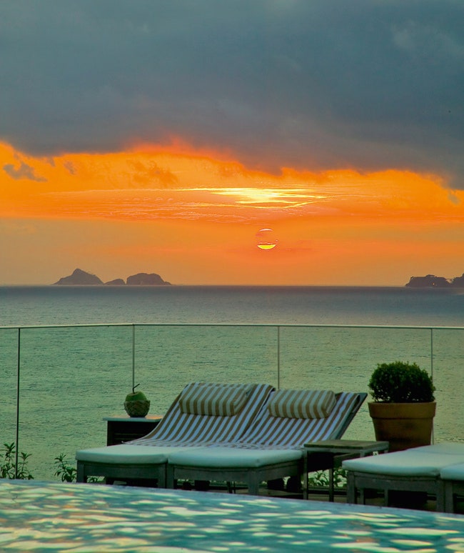 Вид на закат с террасы бассейна в отеле Fasano.