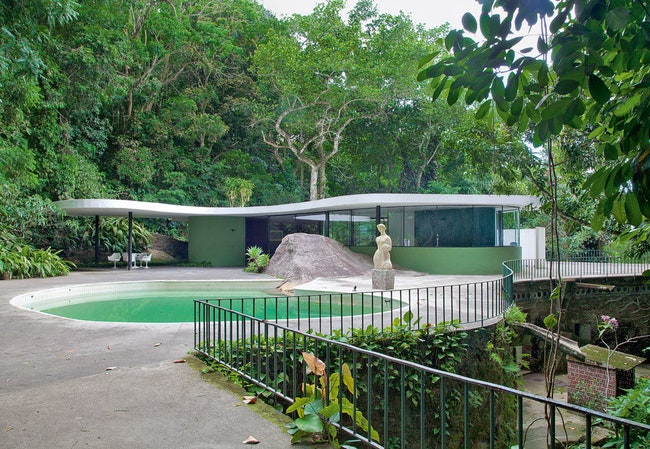 Вилла Casa das Canoas Оскара Нимейера — модернистская утопия из стекла и бетона спрятанная в буйных бразильских джунглях.