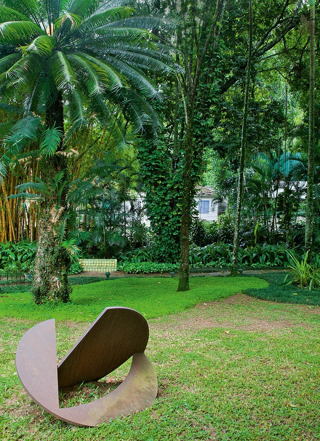 Современная скульптура в саду Института МорейрыСаллеса.