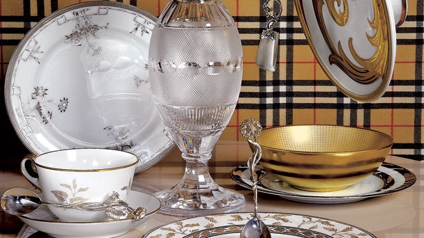 Сервировка стола для английского чаепития изысканная посуда и текстиль в клетку | Admagazine