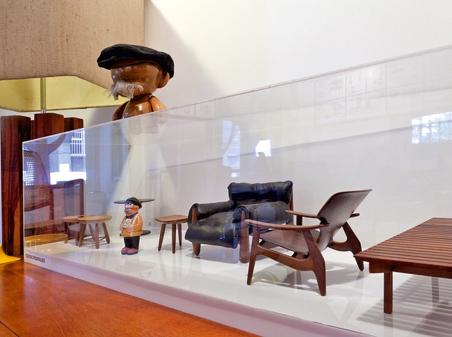 Мебель по дизайну Сержиу Родригеса в его шоуруме.