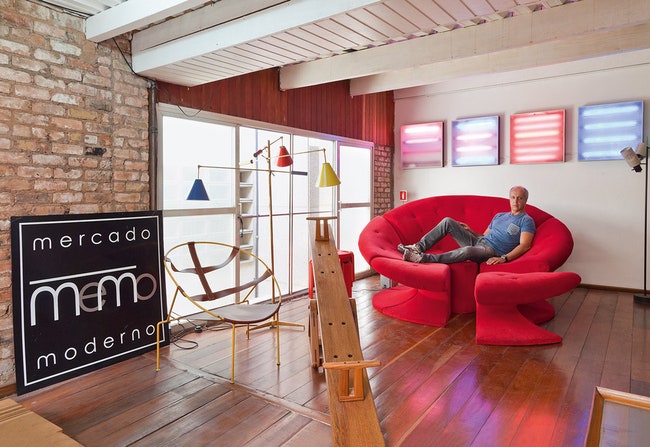 Владелец MеMо Марселу Вашконселуш устроился на своем любимом диване по дизайну Патрисии ­Девис.