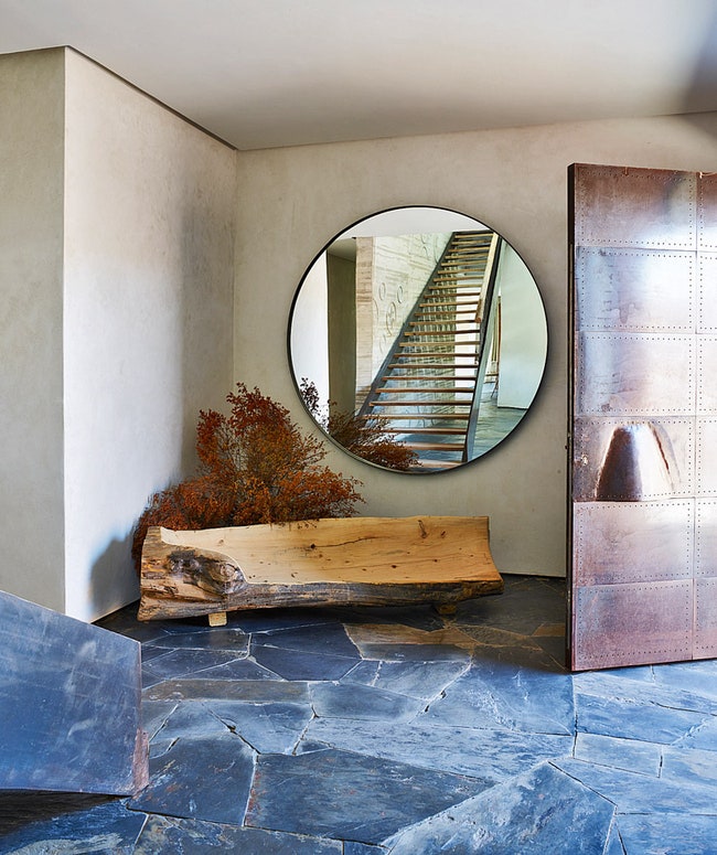Входная зона. Дверь и зеркало выполнены на заказ. Лестница сделана из стали и дерева. Деревянная скамья была найдена на...