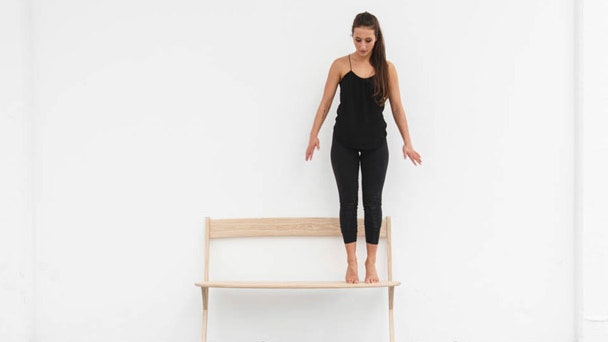 Leaning Bench прислоняющаяся скамейка с двумя ножками от дизайнера Изабеллы Болоз | Admagazine