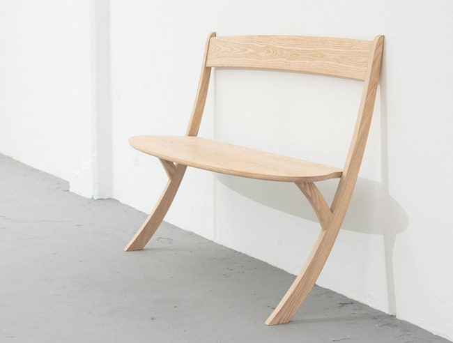 Leaning Bench прислоняющаяся скамейка с двумя ножками от дизайнера Изабеллы Болоз | Admagazine