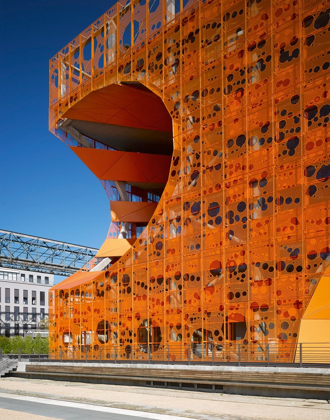 Офисный центр “Оранжевый куб” в Лионе 2010. “Дырка” позволила сделать защищенные от дождя и ветра балконы а...
