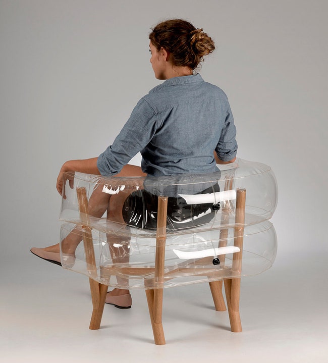 Прозрачное надувное кресло Anda на деревянных ножках вдохновленное Blow Inflatable | Admagazine