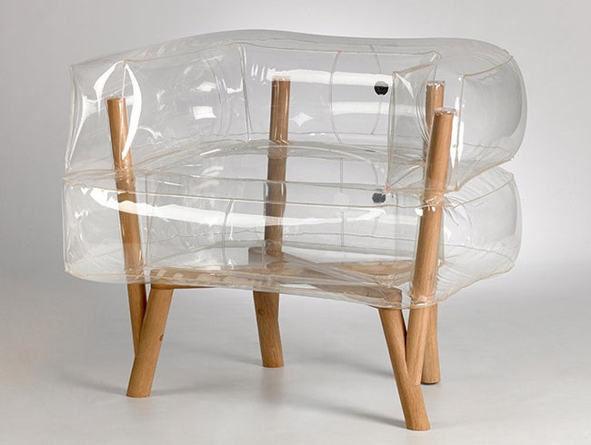 Прозрачное надувное кресло Anda на деревянных ножках вдохновленное Blow Inflatable | Admagazine