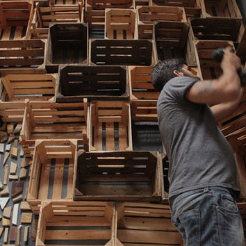 Мозаика из столярного мусора в галерее в Мексике