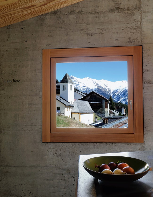 Бетонный дом в швейцарской деревне
