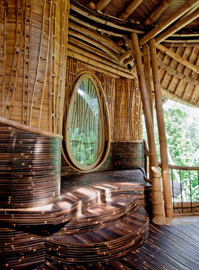 Каркас дома сделан из толстых стеблей бамбука стены пол и потолок обшиты корой тонких побегов. В интерьере преобладают...