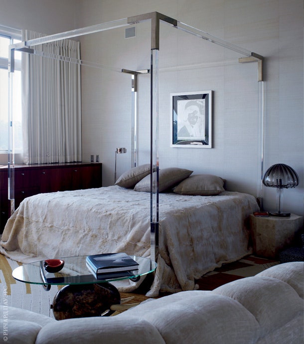 Акриловая кровать в хозяйской спальне сделана на заказ компанией Charles Hollis Jones. На прикроватных столиках — лампы...