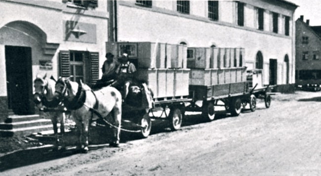 1951й год. Компания доставляет готовую мебель на обычных телегах.