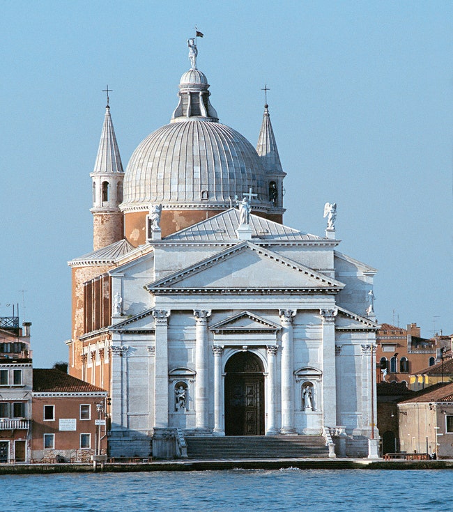Фасад венецианской церкви Иль Реденторе  состоит из двух классических портиков наложенных друг на друга.