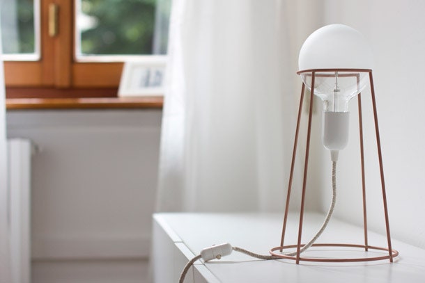 Светильник Agraffe настольная лампа с каркасом напоминающим мюзле | Admagazine