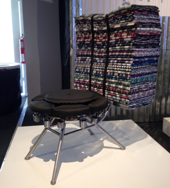 Кресло со спинкойстопкой сложенных тканей дизайнер Gunjan Gupta