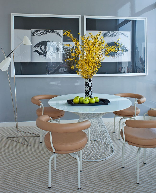 Cтоловая. Стол ABC Home кресла по дизайну Ле Корбюзье торшер дизайнер Дэвид Уикс. На стене — фото­работа Анны Кольер.