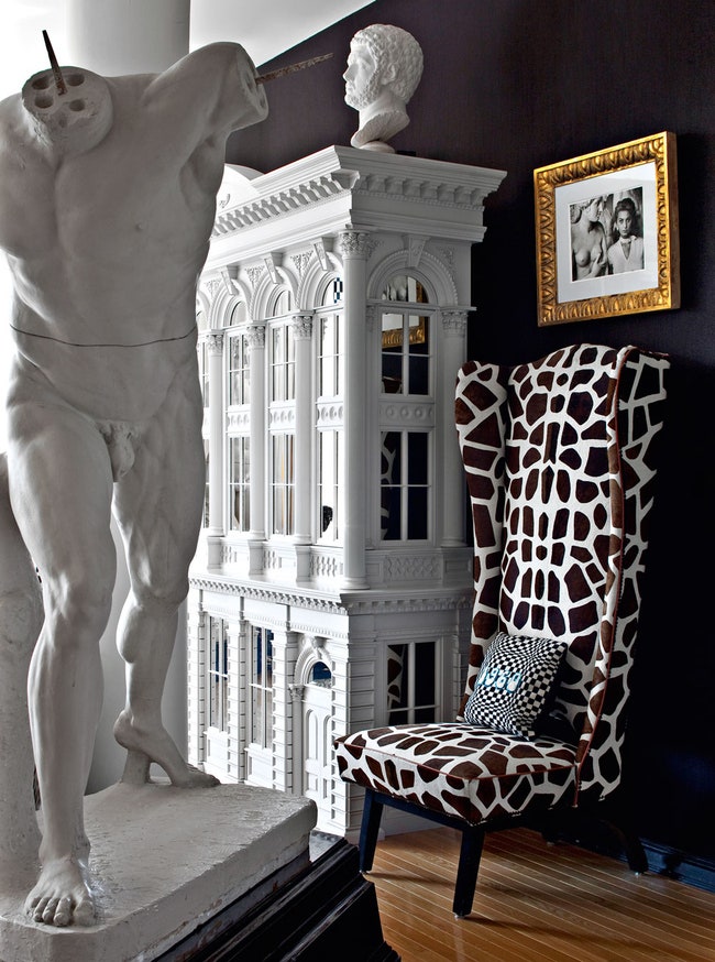 Гостиная. Гипсовая копия античной скульптуры. Кресло обтянуто тканью по эскизу Даймонда и Баратты.