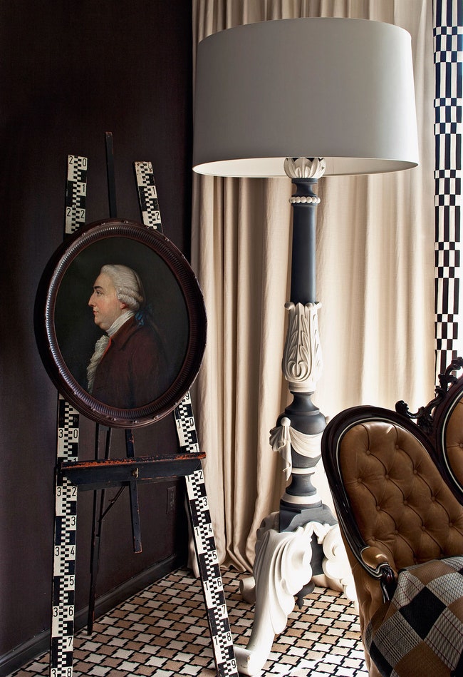 Фрагмент спальни. Торшер и ковер по дизайну Даймонда и Баратты. На мольберте — портрет неизвестного мужчины конец XVIII...