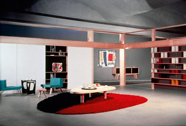 Вид экспозиции “Синтез искусств” созданной Перриан в Токио в 1955 году.