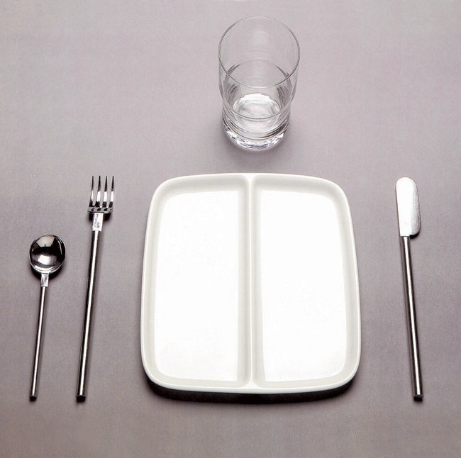 Комплект посуды подававшейся пассажирам дизайнер Раймонд Лоуи.