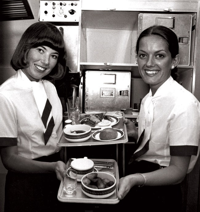 Каждый “Конкорд” обслуживали шесть стюардесс и стюардов. Для раздачи обедов они использовали специально спроектированные...