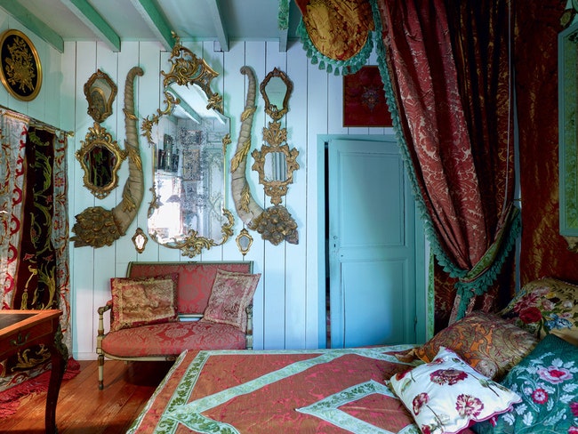 Спальня хозяина оформлена с театральной избыточностью. Кровать окружена бархатным пологом стену украшают барочные...