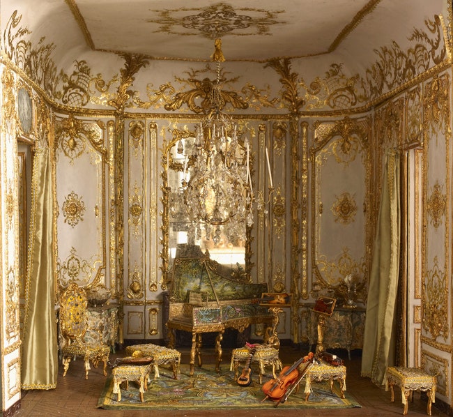 Макеты Тьерри Боске воспроизводят  старинные дворцовые покои. Здесь — музыкальный салон Людовика XV по мотивам...