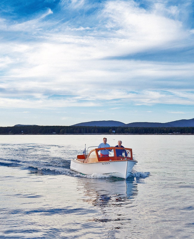 Дизайнеры Джон Нотт и Джон Фондас на своей лодке “ШангриЛа” направляются на Маленький Клюквенный остров.
