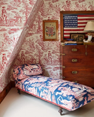 “Комната Джорджа Вашингтона” — спальня Джона Фондаса. Кушетка обтянута тканью Independence Toile Quadrille на стене обои...