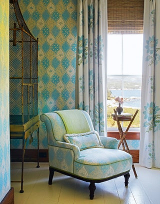 “Балийская”гостевая спальня на втором этаже. Окно выходит на океан. Обои и ткань для обивки кресла из коллекции Сhina...