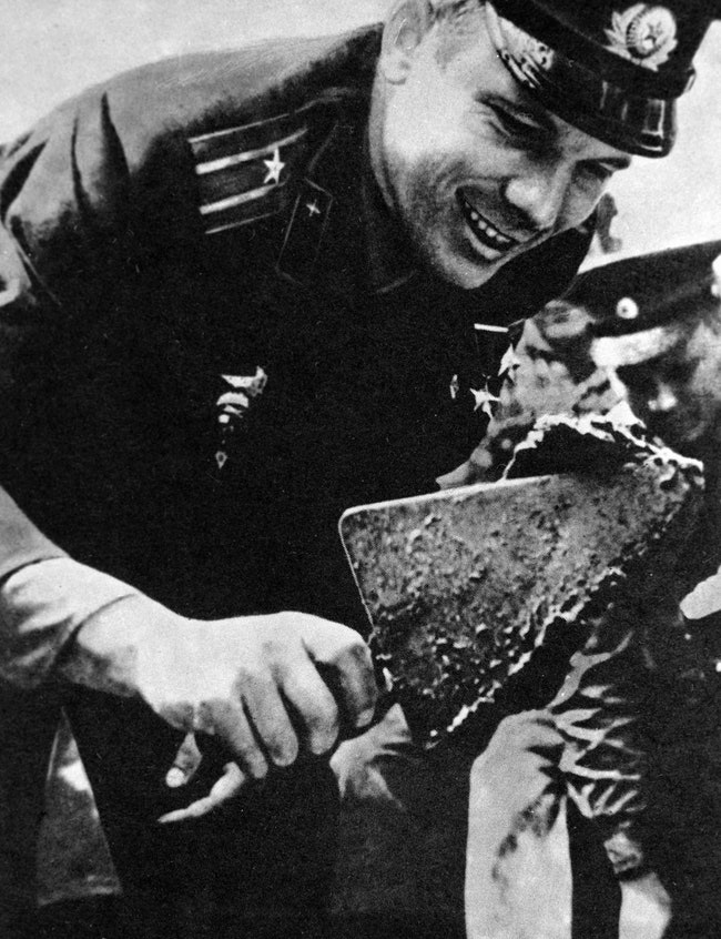 Тринадцатое июня 1961 года. Юрий Гагарин заложил медный пятачок в фундамент здания будущего музея