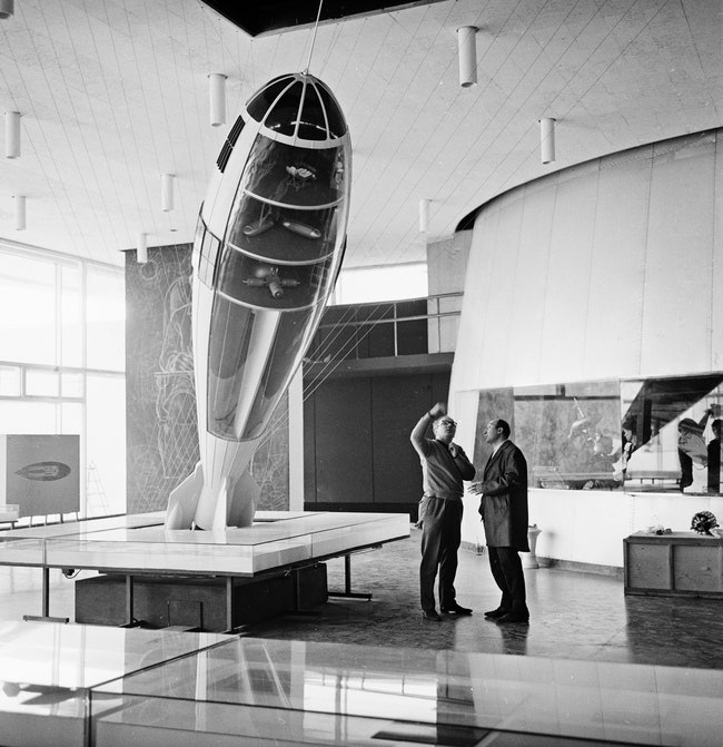 На стенде в одном из залов — макет ракетного корабля Константина Циолковского снимок 1967 года