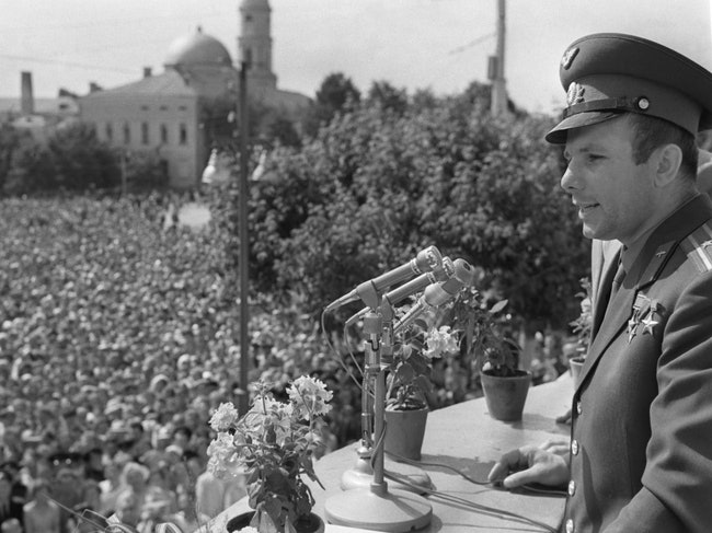 Тринадцатое июня 1961 года площадь Ленина в Калуге перед жителями города выступает первый космонавт Юрий Гагарин. Свою...