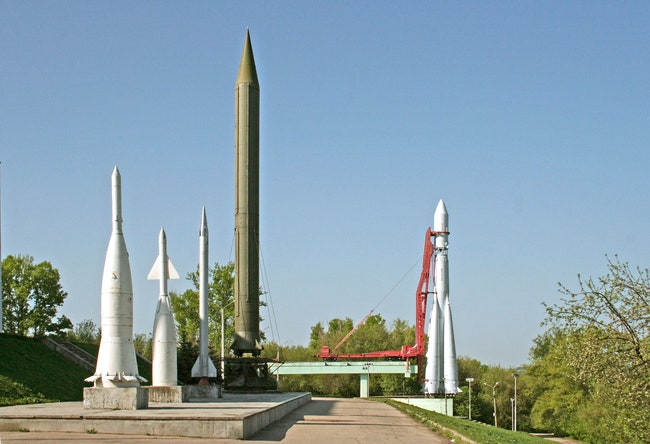 На берегу Оки стоят ракеты в том числе и военная Р12 которую прислал маршал Язов перед тем как был назван путчистом и...