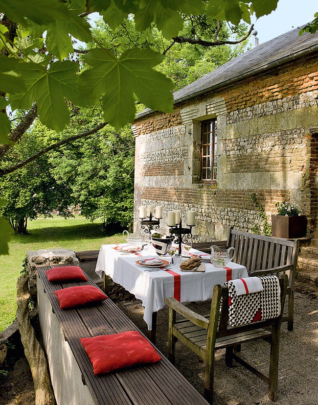 Уютная садовая беседка – идеальная летняя столовая и укромное место для послеобеденного отдыха