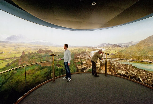 Подробности знаменитой круговой панорамы Зальцбурга изготовленной в 1829 году можно рассматривать в подзорную трубу.